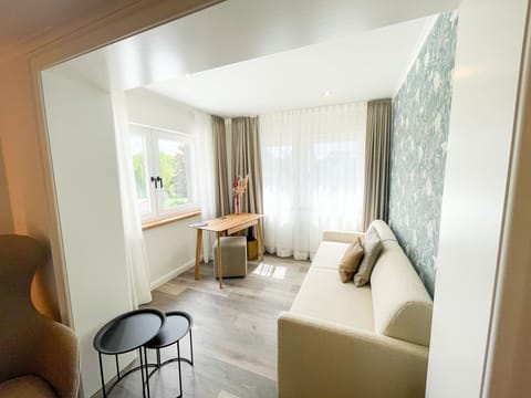 Junior Studio Suite | Living area | Flat-screen TV