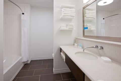 Combined shower/tub, hair dryer, towels