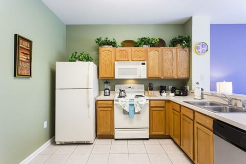 Townhome, 3 Bedrooms, Private Pool | Private kitchen | Full-size fridge, microwave, stovetop, dishwasher