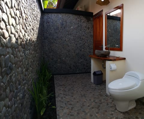 Standard Room | Bathroom | Shower, free toiletries, bidet, towels