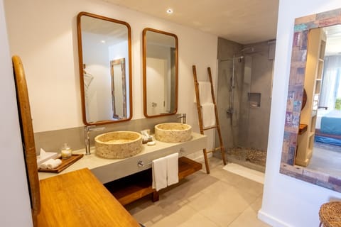 Deluxe Room, Beach View | Bathroom | Designer toiletries, hair dryer, bathrobes, slippers