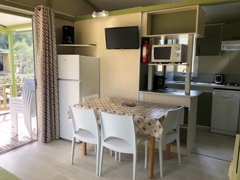 Chalet Marinella (2 bedrooms) | Private kitchen | Fridge, microwave, stovetop, electric kettle