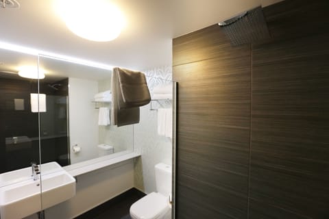 Superior Room, 1 King Bed | Bathroom | Eco-friendly toiletries, hair dryer, bathrobes, slippers