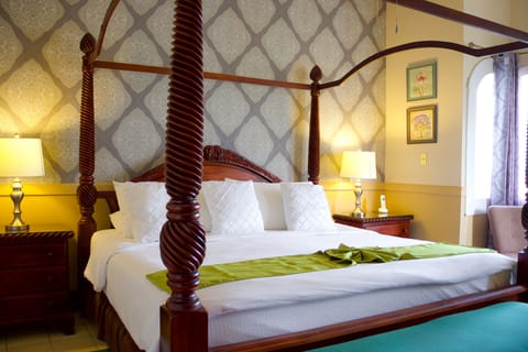 Deluxe Room, 1 King Bed, Sea View | Premium bedding, down comforters, minibar, in-room safe