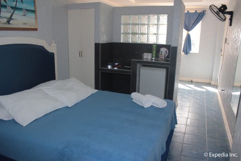 Executive Room, Beachfront | Desk, rollaway beds, bed sheets