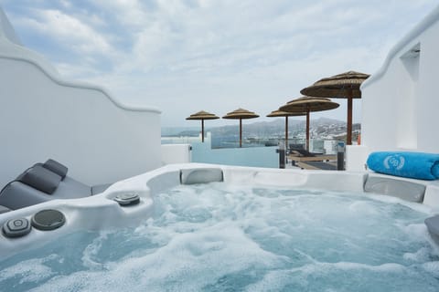 Suite (Outdoor Hot Tub Panorama) | Private spa tub