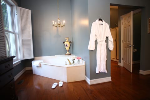 Premier Room, 1 King Bed, Jetted Tub | Bathroom | Free toiletries, hair dryer, bathrobes, towels