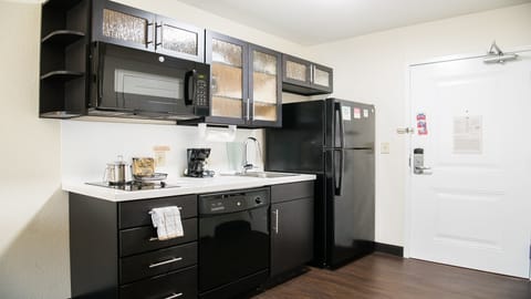 Full-size fridge, microwave, stovetop, dishwasher