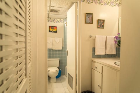 Standard Studio | Bathroom | Combined shower/tub, towels