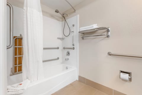 Combined shower/tub, hair dryer, towels