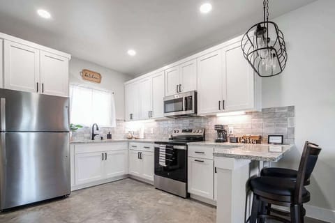 House, Multiple Beds, Hot Tub, Garden View (1472 Live Oak- Combo) | Private kitchen