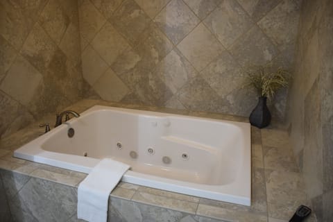 Deep soaking bathtub