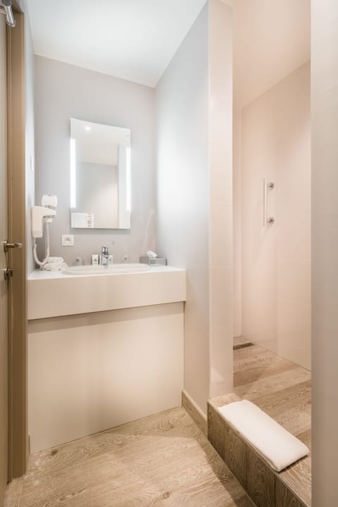Room (Promo) | Bathroom | Shower, free toiletries, hair dryer, towels