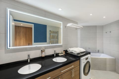 Longstay Apartment | Bathroom | Eco-friendly toiletries, hair dryer, bathrobes, towels