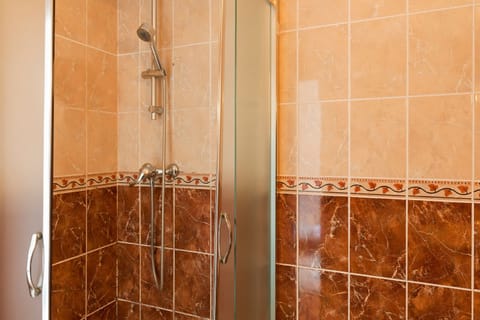 Family Triple Room | Bathroom | Hair dryer, towels