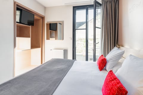 Superior Double Room | Laptop workspace, blackout drapes, iron/ironing board, free WiFi