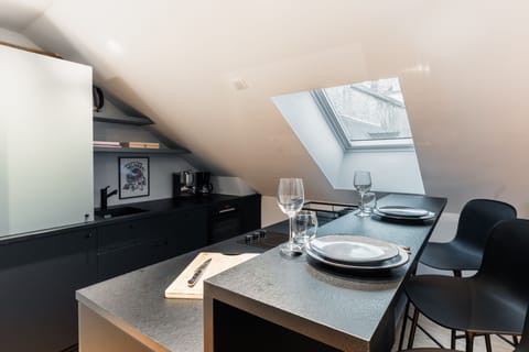 Classic Studio Suite | Private kitchen | Coffee/tea maker, electric kettle