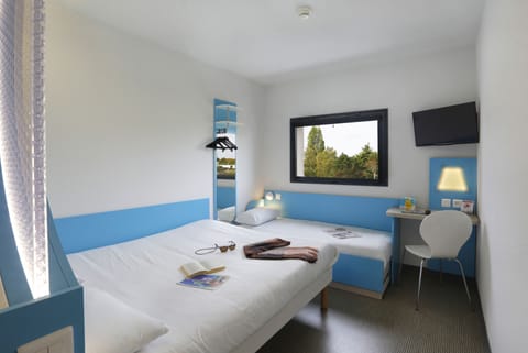 Standard Triple Room | Desk, soundproofing, free WiFi, bed sheets