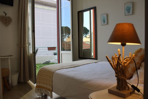 Double Room, Partial Sea View | Egyptian cotton sheets, premium bedding, pillowtop beds, desk