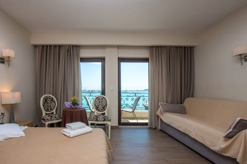 Triple Room, Sea View | In-room safe, blackout drapes, soundproofing, free cribs/infant beds