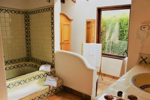 Master Suite | Bathroom | Free toiletries, hair dryer, towels