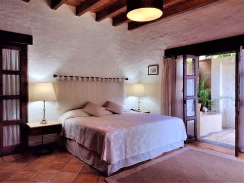 Elite Room, 1 King Bed | Premium bedding, in-room safe, individually decorated