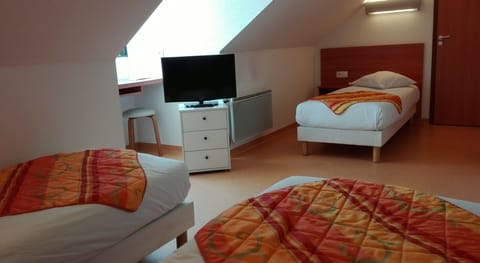 Classic Room, 3 Twin Beds | Desk, soundproofing, iron/ironing board, rollaway beds