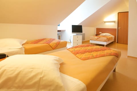 Classic Room, 3 Twin Beds | Desk, soundproofing, iron/ironing board, rollaway beds