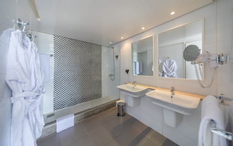 Family Quadruple Room | Bathroom | Combined shower/tub, hair dryer, towels