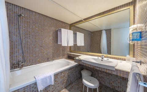 Combined shower/tub, hair dryer, towels