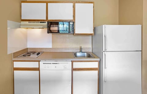 Deluxe Studio, Multiple Beds | Private kitchen | Full-size fridge, microwave, stovetop, dishwasher