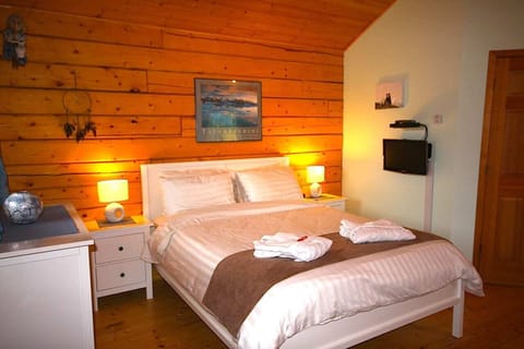 Premium Cabin, 2 Twin Beds, Ensuite, Garden Area | Premium bedding, memory foam beds, individually decorated