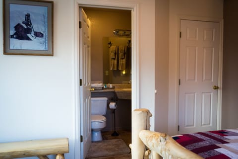 4. Mt. Harvard Room | Bathroom | Free toiletries, hair dryer, towels, soap