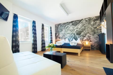 Desk, soundproofing, free WiFi, bed sheets