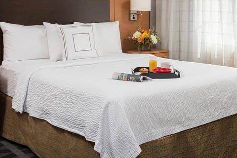 Studio, 1 Queen Bed | Premium bedding, memory foam beds, in-room safe, desk