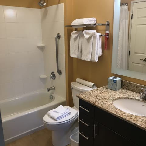 Combined shower/tub, free toiletries, hair dryer, towels