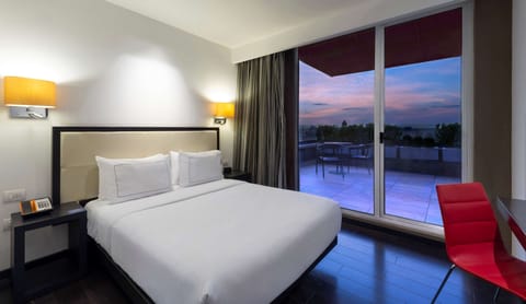 Room, 1 Queen Bed, Terrace | Premium bedding, down comforters, pillowtop beds, free minibar items