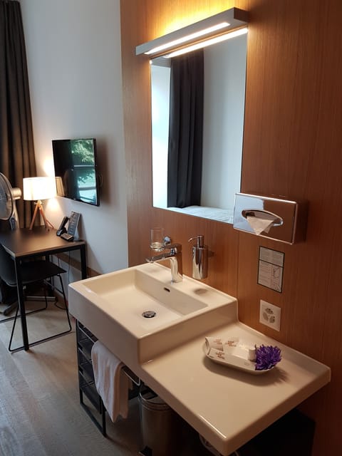 Single Room, River View | Bathroom sink