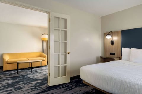 Executive Room, 1 King Bed, Non Smoking | Pillowtop beds, desk, blackout drapes, iron/ironing board