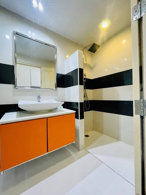 Studio  | Bathroom | Combined shower/tub, towels