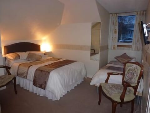 Family Room, Ensuite (Room only) | Iron/ironing board, free WiFi, bed sheets