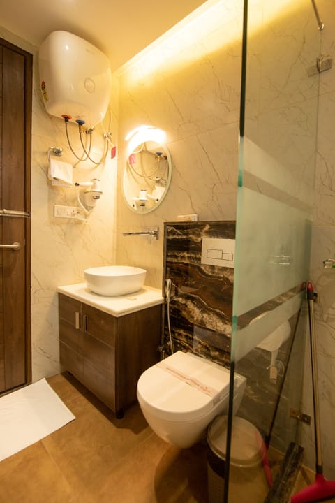 Executive Double Room | Bathroom | Shower, rainfall showerhead, free toiletries, hair dryer