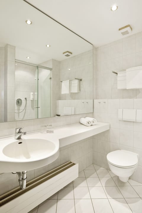 Double Room, 1 Double Bed | Bathroom | Free toiletries, hair dryer, bathrobes, slippers