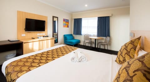 Standard Queen Room | Minibar, desk, iron/ironing board, free WiFi