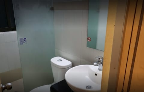 Shower, free toiletries, towels