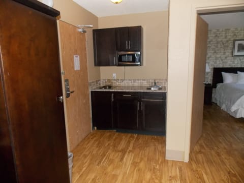 Deluxe Room, 1 King Bed, Kitchenette | Private kitchenette | Fridge, microwave, coffee/tea maker