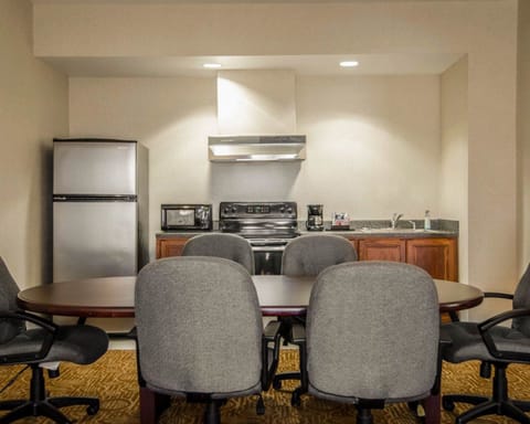 Desk, soundproofing, iron/ironing board, free WiFi