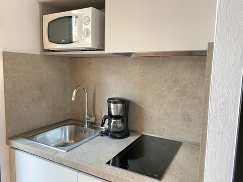Deluxe Double Room, 1 Double Bed, Kitchenette, Lake View | Private kitchen | Fridge, microwave, stovetop, coffee/tea maker