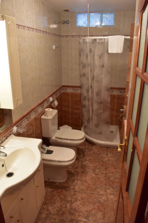 Apartment, 3 Bedrooms | Bathroom | Free toiletries, hair dryer, towels