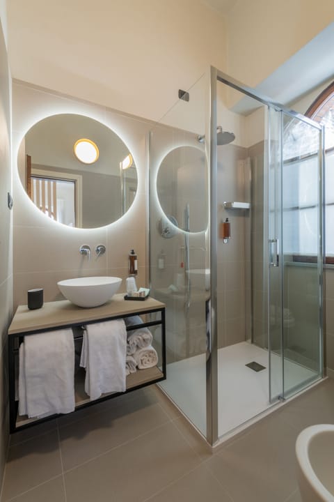 Standard Quadruple Room | Bathroom | Free toiletries, hair dryer, bidet, towels